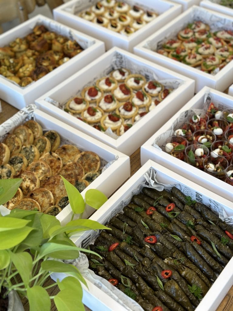 מגשים וחבילות אירוח